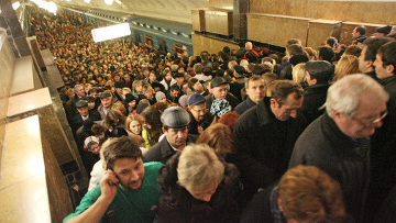 Триста мобильных постов охраны организовали около станций метро Москвы