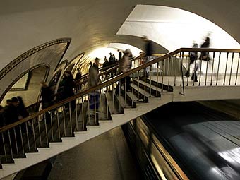Сотрудникам московского метро заморозили зарплату