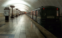 Билеты в метро заставили пассажиров стоять у турникетов с протянутой рукой